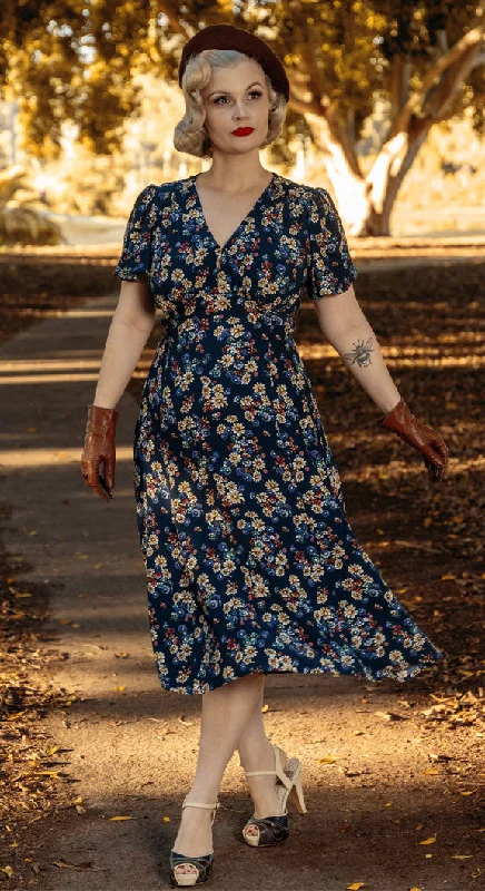 Trendy Street Style Betty Tea Dress in Navy Daisy Print