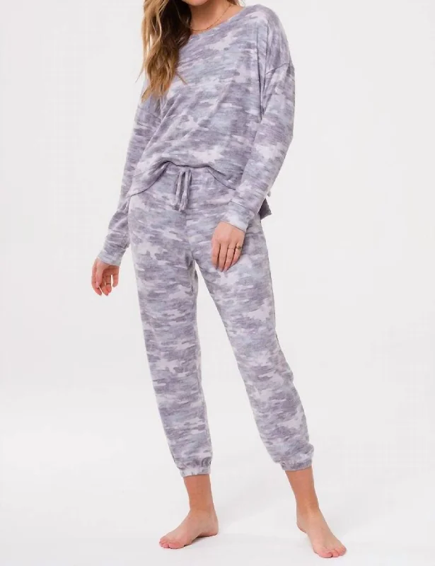 Women's Apparel And Garments Weekend Sweatpant In Cozy Camo